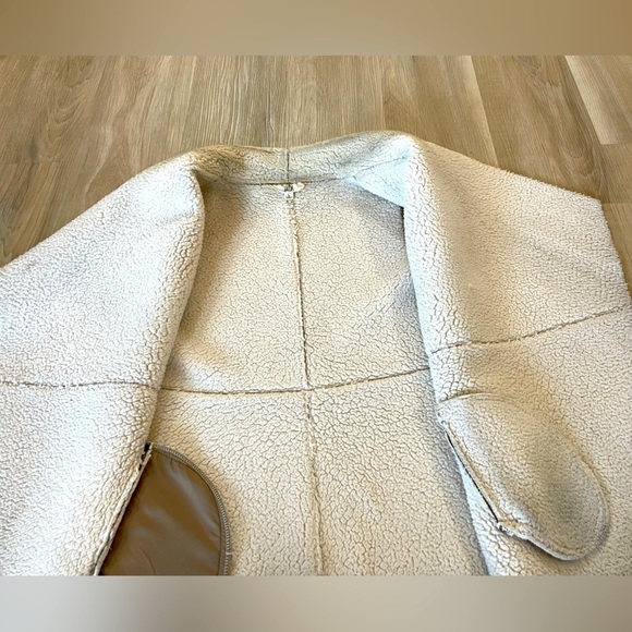 JACK - Faux Cowhide Fuzzy Vest. Size L-XL - Picture 7 of 10